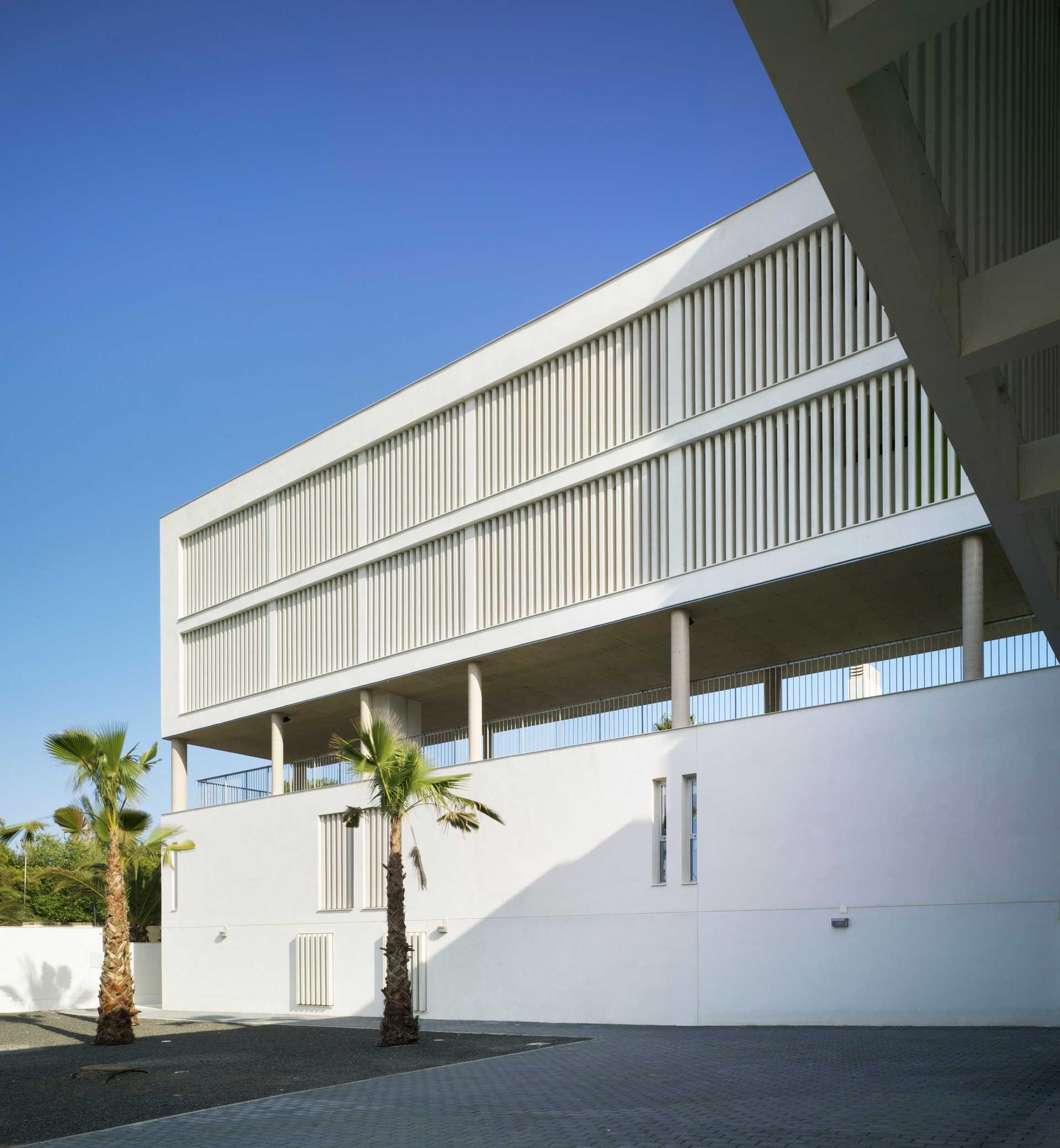 Moderno edificio que da respuesta a su entorno, un edificio cuya arquitectura refleja la fusión de usos, la innovación y la fusión de estilos en la ciudad. Interiores de espacios dinámicos que se cruzan entre ellos favoreciendo zonas que invitan a la cultura, tranquilidad y las miradas exteriores a nuevos espacios que amplían las posibilidades de intercambio social. Modern building according to its environment, a building whose architecture reflects the blending of applications, focusing on innovation and the fusion of styles of the city. The dynamic interior spaces invite to culture, peace and look to new areas that expand the possibilities of social exchange.