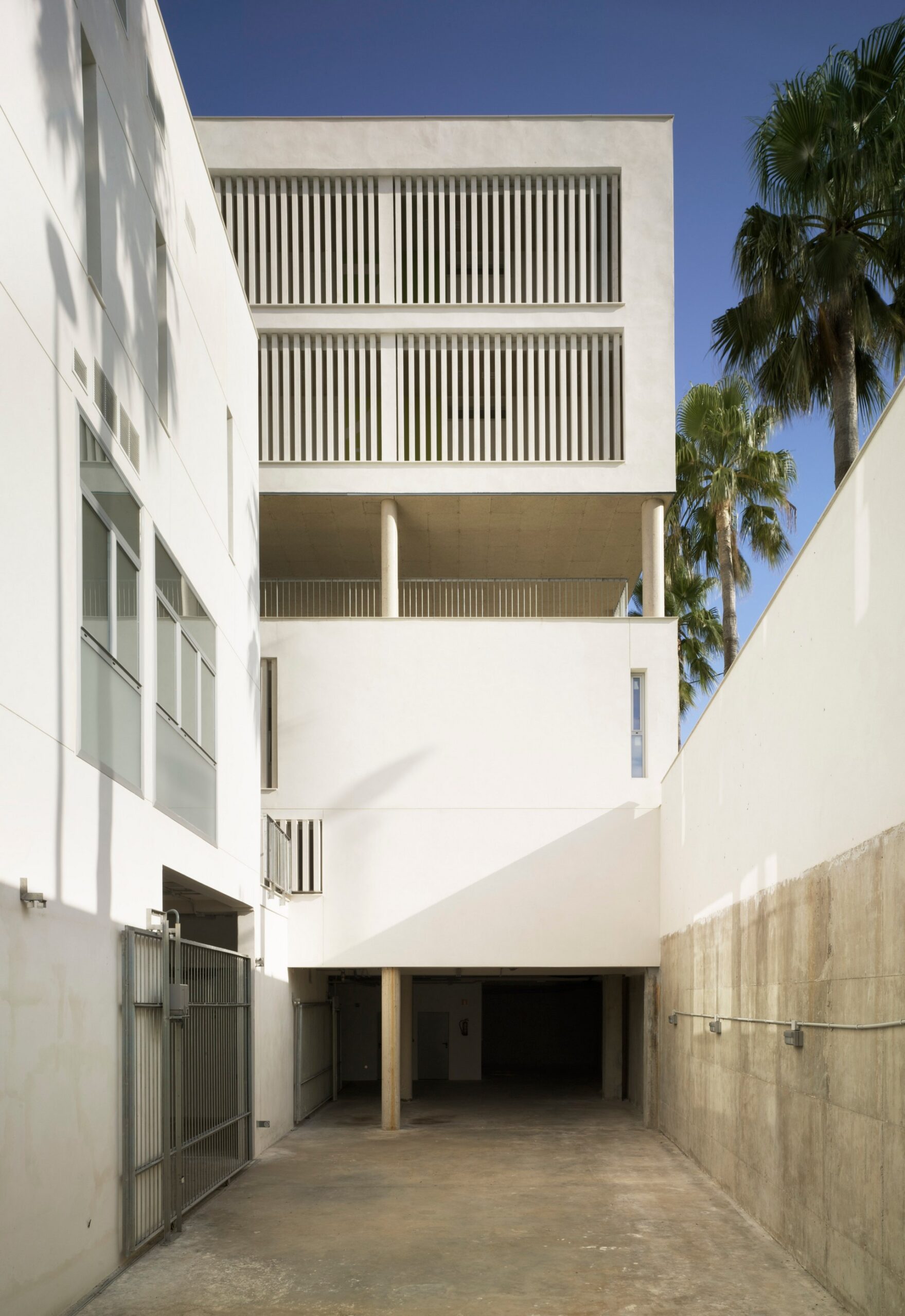 Moderno edificio que da respuesta a su entorno, un edificio cuya arquitectura refleja la fusión de usos, la innovación y la fusión de estilos en la ciudad. Interiores de espacios dinámicos que se cruzan entre ellos favoreciendo zonas que invitan a la cultura, tranquilidad y las miradas exteriores a nuevos espacios que amplían las posibilidades de intercambio social. Modern building according to its environment, a building whose architecture reflects the blending of applications, focusing on innovation and the fusion of styles of the city. The dynamic interior spaces invite to culture, peace and look to new areas that expand the possibilities of social exchange.