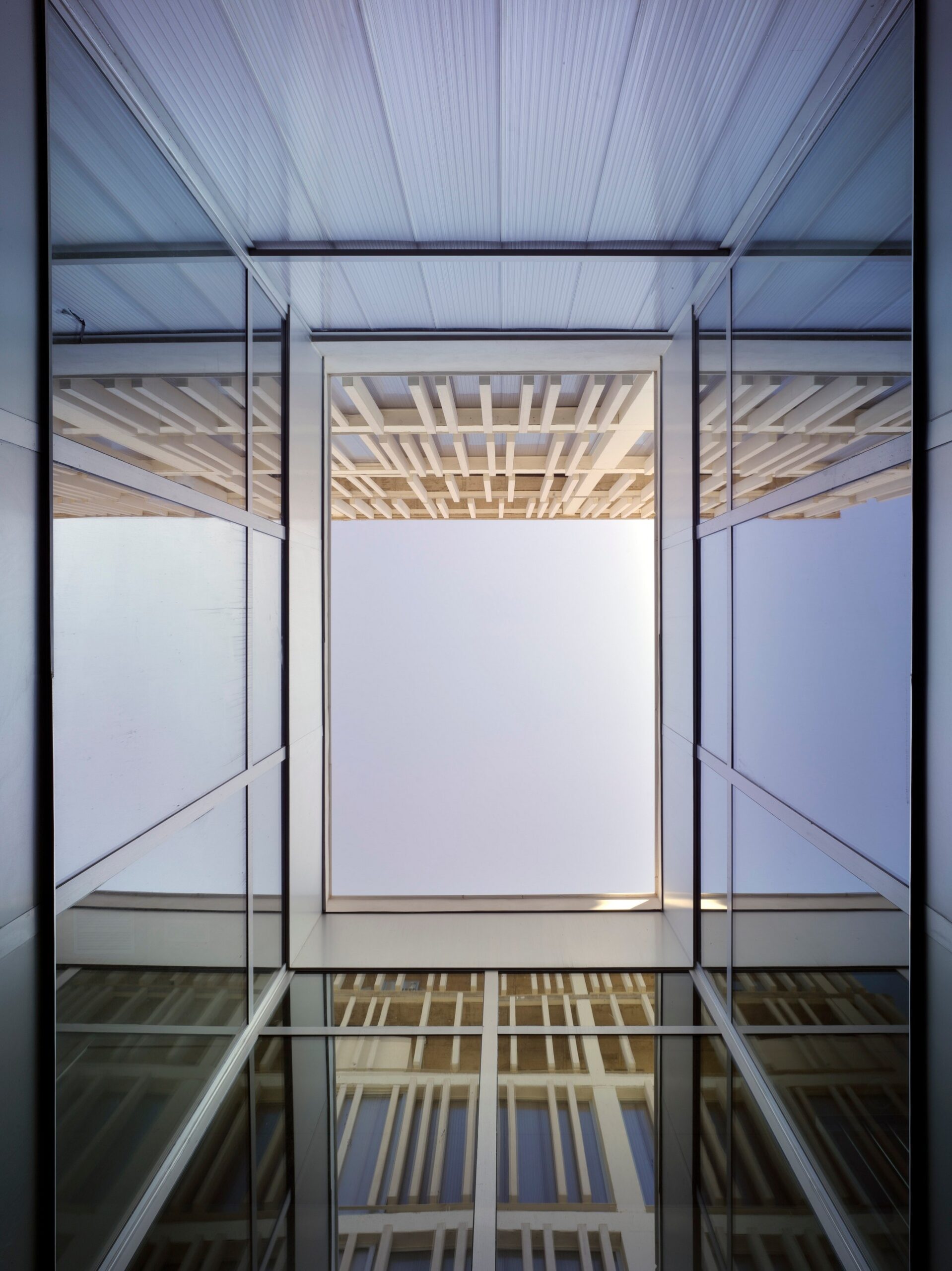 Moderno edificio que da respuesta a su entorno, un edificio cuya arquitectura refleja la fusión de usos, la innovación y la fusión de estilos en la ciudad. Interiores de espacios dinámicos que se cruzan entre ellos favoreciendo zonas que invitan a la cultura, tranquilidad y las miradas exteriores a nuevos espacios que amplían las posibilidades de intercambio social. Modern building according to its environment, a building whose architecture reflects the blending of applications, focusing on innovation and the fusion of styles of the city. The dynamic interior spaces invite to culture, peace and look to new areas that expand the possibilities of social exchange.