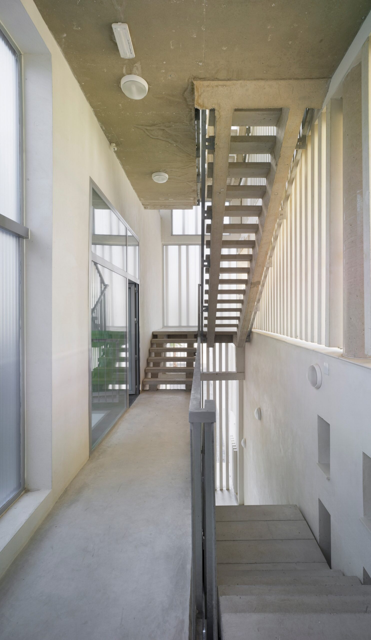 Moderno edificio que da respuesta a su entorno, un edificio cuya arquitectura refleja la fusión de usos, la innovación y la fusión de estilos en la ciudad. Interiores de espacios dinámicos que se cruzan entre ellos favoreciendo zonas que invitan a la cultura, tranquilidad y las miradas exteriores a nuevos espacios que amplían las posibilidades de intercambio social. Modern building according to its environment, a building whose architecture reflects the blending of applications, focusing on innovation and the fusion of styles of the city. The dynamic interior spaces invite to culture, peace and look to new areas that expand the possibilities of social exchange.