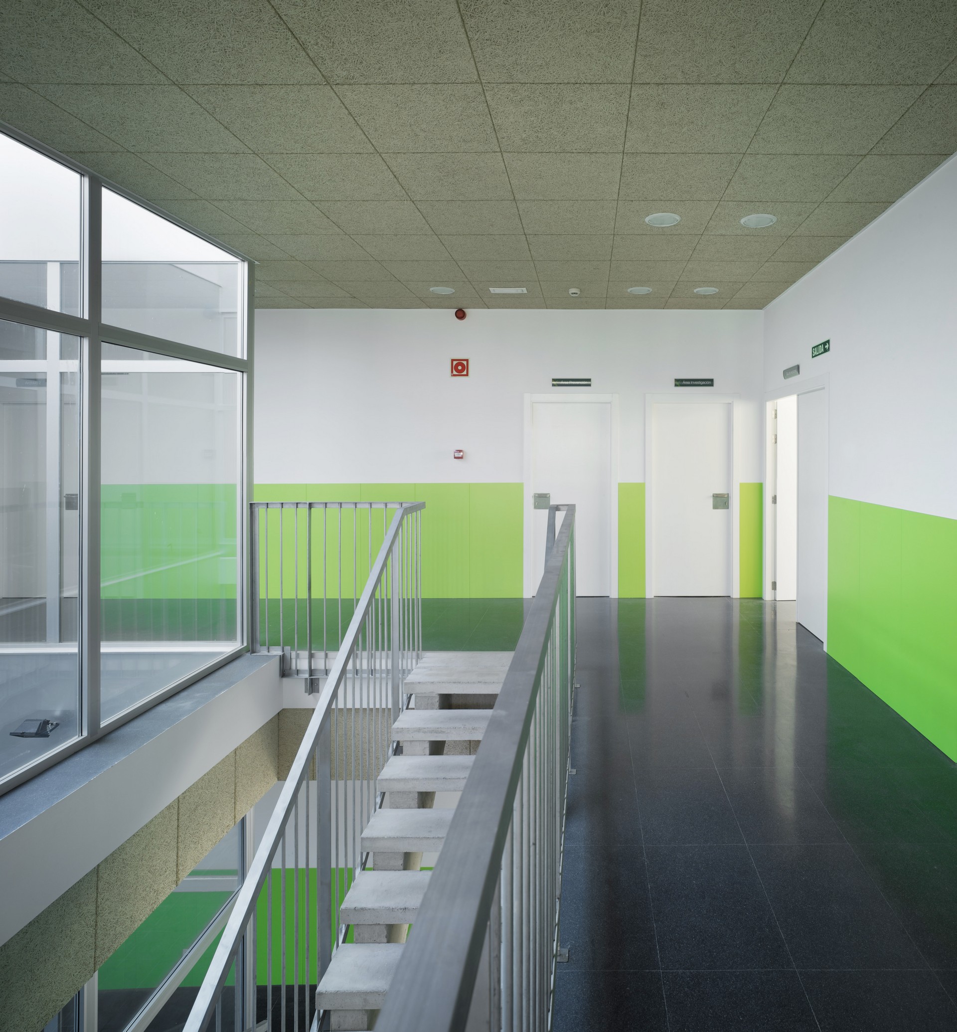 Moderno edificio que da respuesta a su entorno, un edificio cuya arquitectura refleja la fusión de usos, la innovación y la fusión de estilos en la ciudad. Interiores de espacios dinámicos que se cruzan entre ellos favoreciendo zonas que invitan a la cultura, tranquilidad y las miradas exteriores a nuevos espacios que amplían las posibilidades de intercambio social. Modern building according to its environment, a building whose architecture reflects the blending of applications, focusing on innovation and the fusion of styles of the city. The dynamic interior spaces invite to culture, peace and look to new areas that expand the possibilities of social exchange.