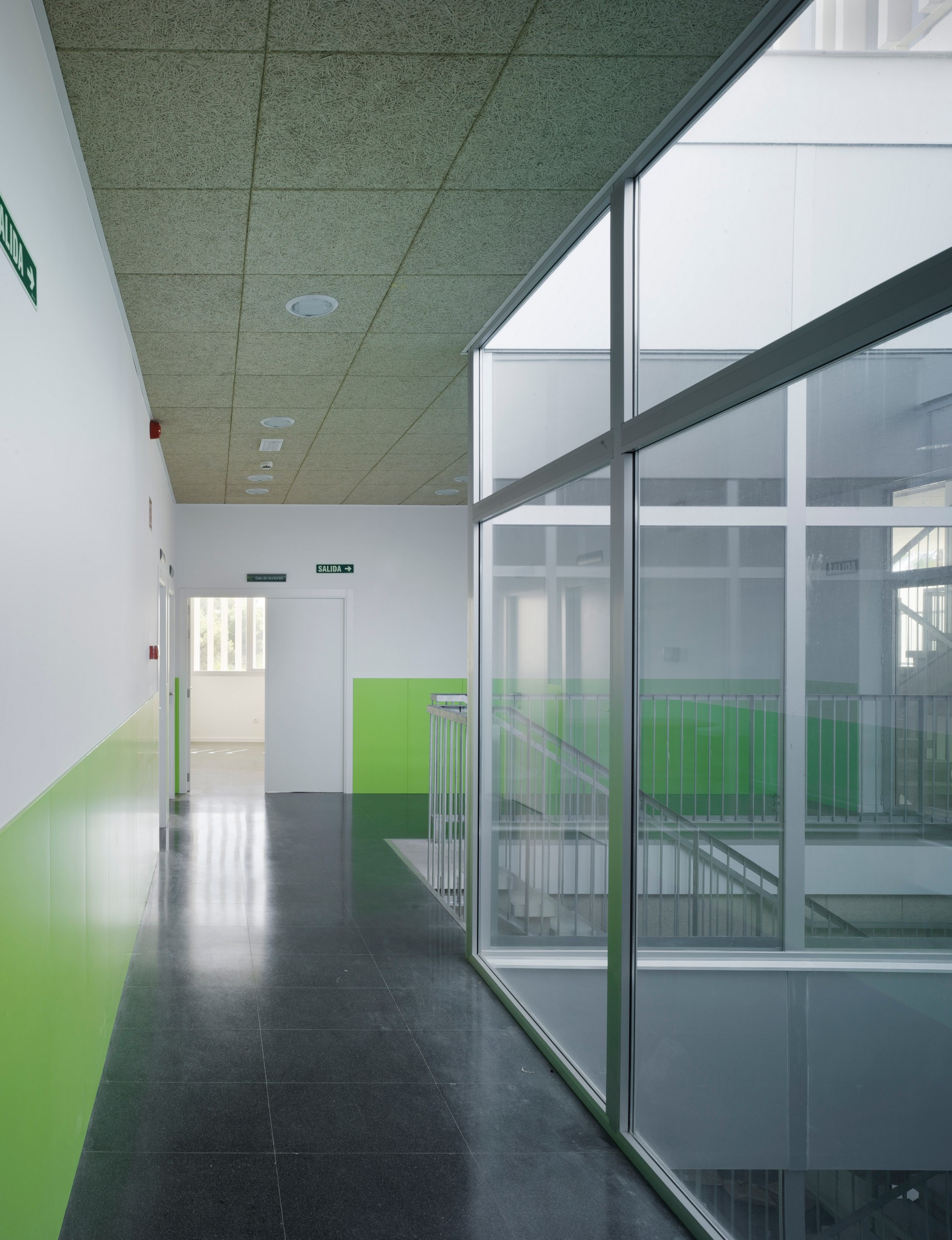 Moderno edificio que da respuesta a su entorno, un edificio cuya arquitectura refleja la fusión de usos, la innovación y la fusión de estilos en la ciudad. Interiores de espacios dinámicos que se cruzan entre ellos favoreciendo zonas que invitan a la cultura, tranquilidad y las miradas exteriores a nuevos espacios que amplían las posibilidades de intercambio social. Modern building according to its environment, a building whose architecture reflects the blending of applications, focusing on innovation and the fusion of styles of the city. The dynamic interior spaces invite to culture, peace and look to new areas that expand the possibilities of social exchange.