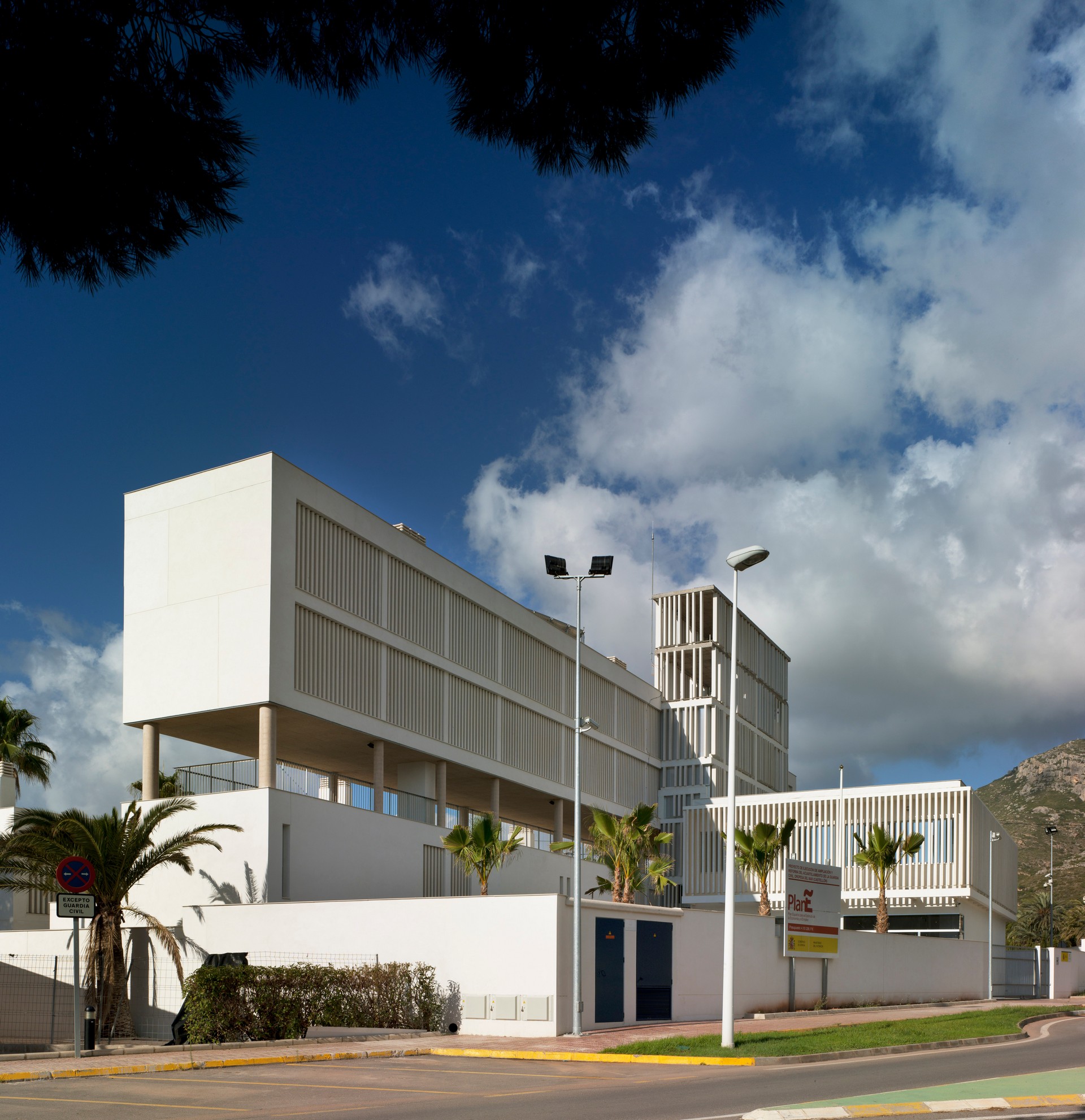 Moderno edificio que da respuesta a su entorno, un edificio cuya arquitectura refleja la fusión de usos, la innovación y la fusión de estilos en la ciudad. Interiores de espacios dinámicos que se cruzan entre ellos favoreciendo zonas que invitan a la cultura, tranquilidad y las miradas exteriores a nuevos espacios que amplían las posibilidades de intercambio social. Modern building according to its environment, a building whose architecture reflects the blending of applications, focusing on innovation and the fusion of styles of the city. The dynamic interior spaces invite to culture, peace and look to new areas that expand the possibilities of social exchange.