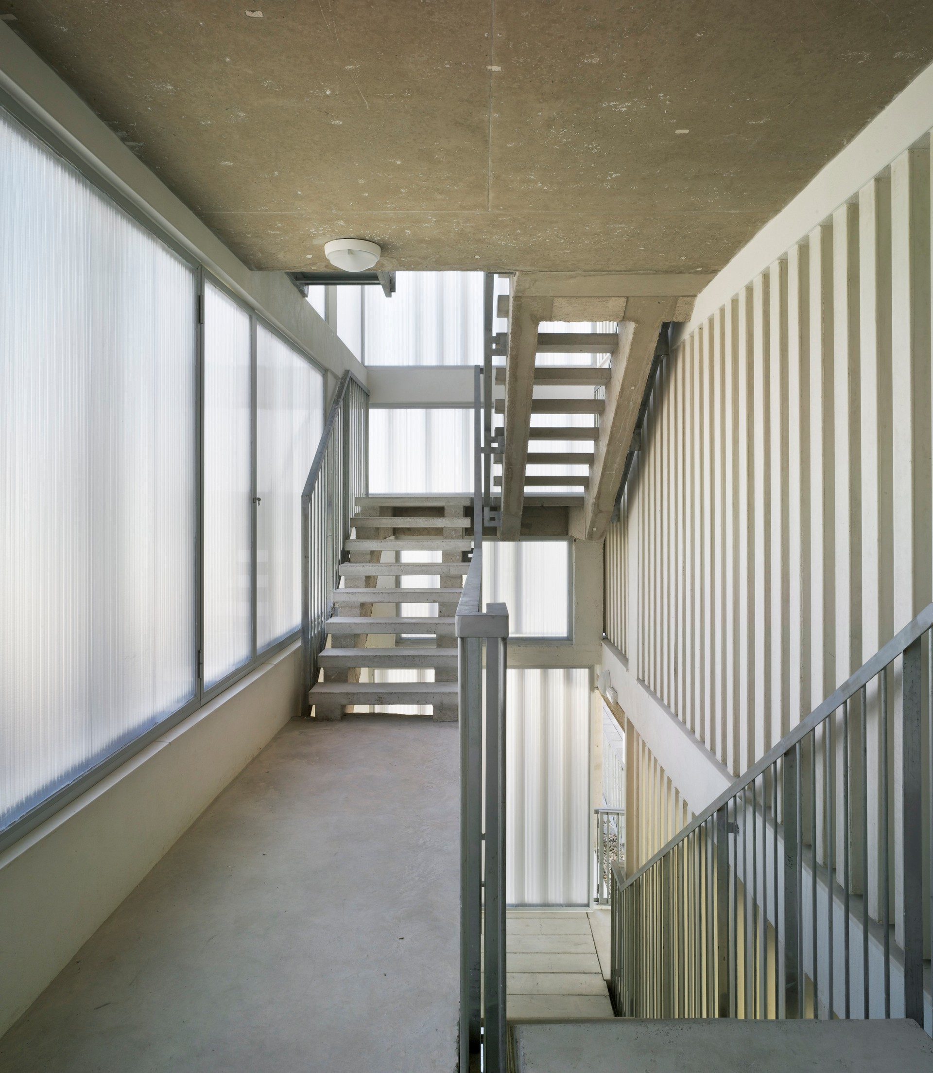 Moderno edificio que da respuesta a su entorno, un edificio cuya arquitectura refleja la fusión de usos, la innovación y la fusión de estilos en la ciudad. Interiores de espacios dinámicos que se cruzan entre ellos favoreciendo zonas que invitan a la cultura, tranquilidad y las miradas exteriores a nuevos espacios que amplían las posibilidades de intercambio social. Modern building according to its environment, a building whose architecture reflects the blending of applications, focusing on innovation and the fusion of styles of the city. The dynamic interior spaces invite to culture, peace and look to new areas that expand the possibilities of social exchange.