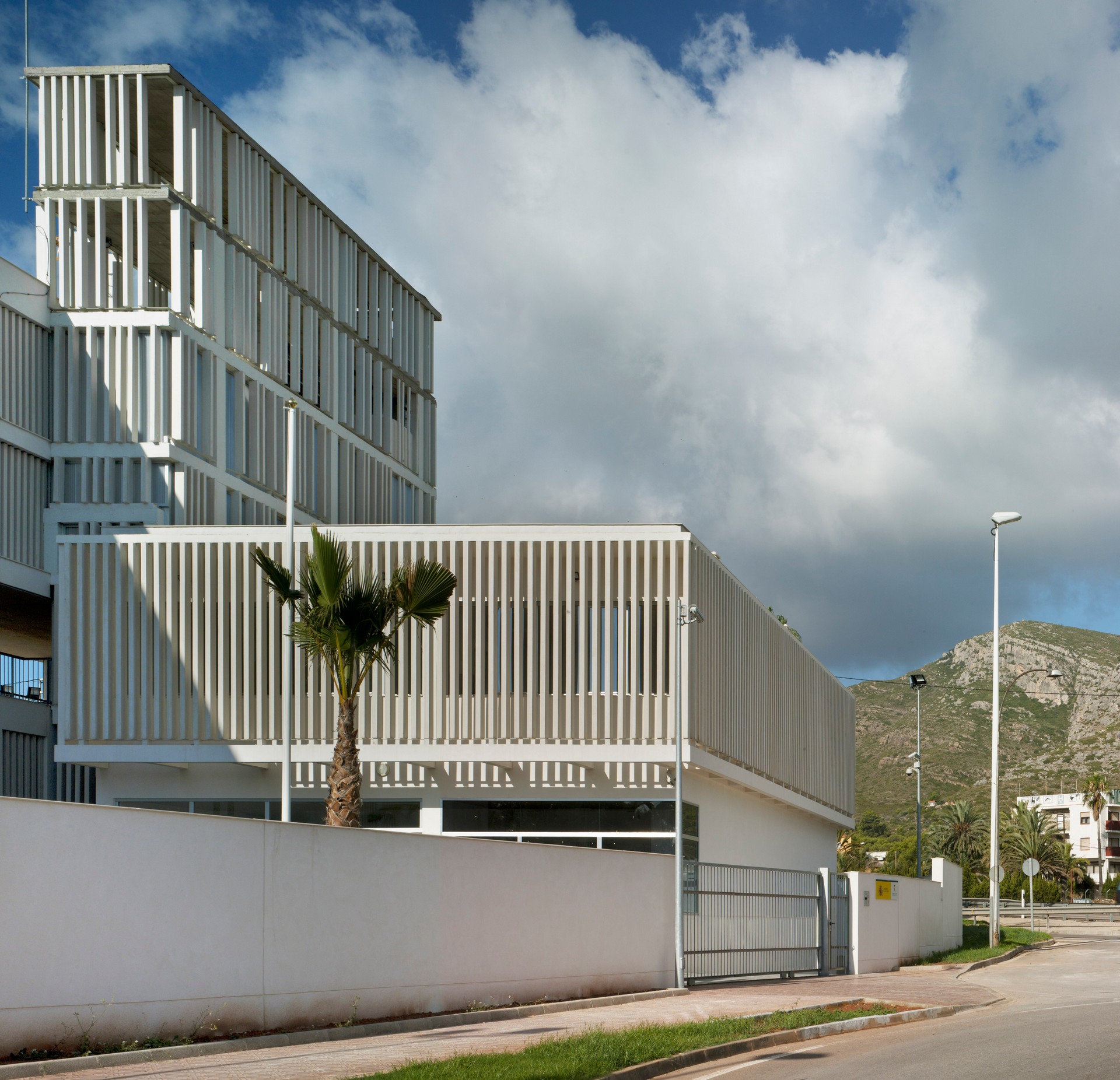 Moderno edificio que da respuesta a su entorno, un edificio cuya arquitectura refleja la fusión de usos, la innovación y la fusión de estilos en la ciudad. Interiores de espacios dinámicos que se cruzan entre ellos favoreciendo zonas que invitan a la cultura, tranquilidad y las miradas exteriores a nuevos espacios que amplían las posibilidades de intercambio social. Modern building according to its environment, a building whose architecture reflects the blending of applications, focusing on innovation and the fusion of styles of the city. The dynamic interior spaces invite to culture, peace and look to new areas that expand the possibilities of social exchange.