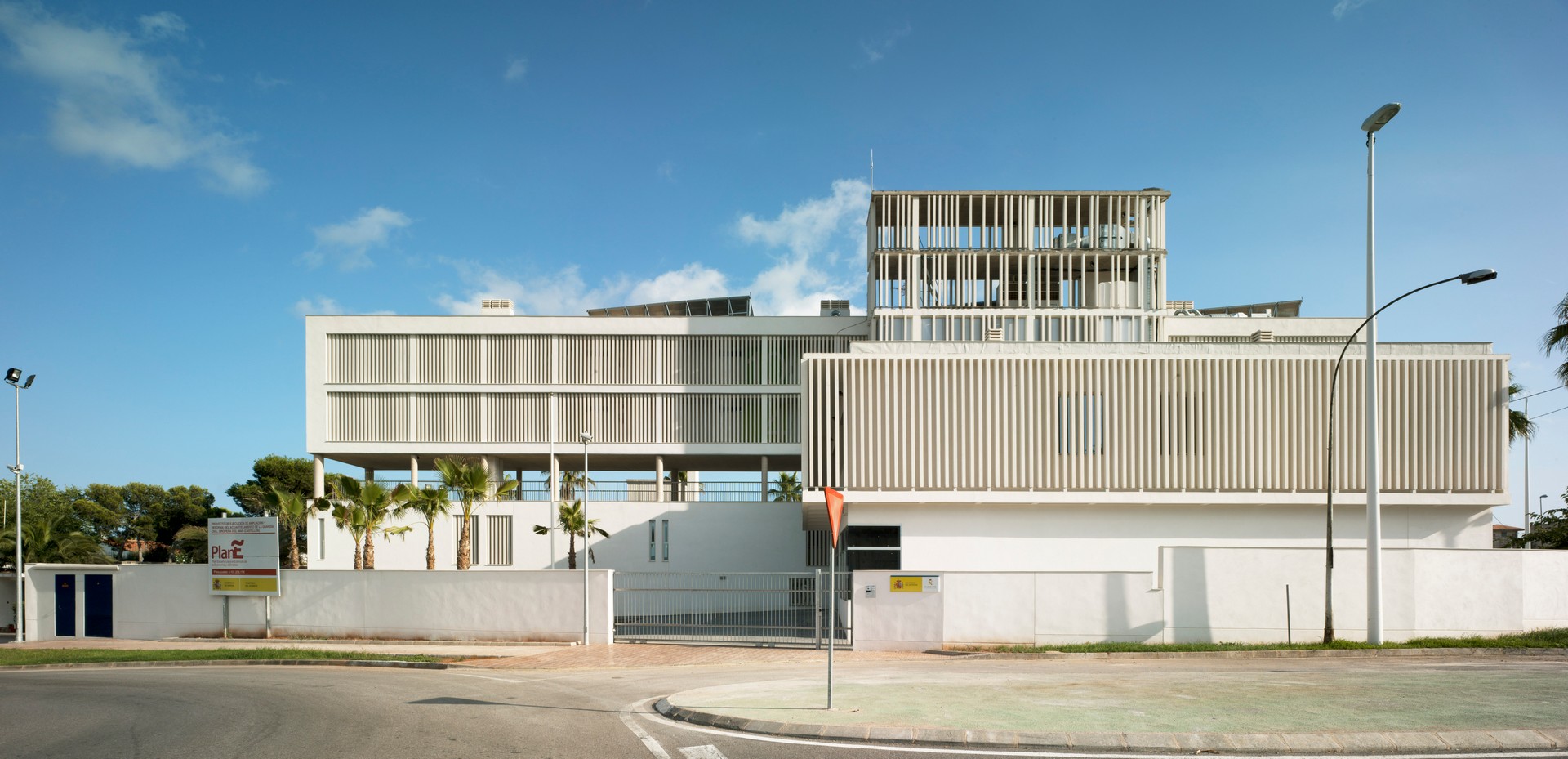 Moderno edificio que da respuesta a su entorno, un edificio cuya arquitectura refleja la fusión de usos, la innovación y la fusión de estilos en la ciudad. Interiores de espacios dinámicos que se cruzan entre ellos favoreciendo zonas que invitan a la cultura, tranquilidad y las miradas exteriores a nuevos espacios que amplían las posibilidades de intercambio social. Modern building according to its environment, a building whose architecture reflects the blending of applications, focusing on innovation and the fusion of styles of the city. The dynamic interior spaces invite to culture, peace and look to new areas that expand the possibilities of social exchange.